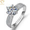 Zircone Diamond Engagement Rings Shiny Polish d'argento